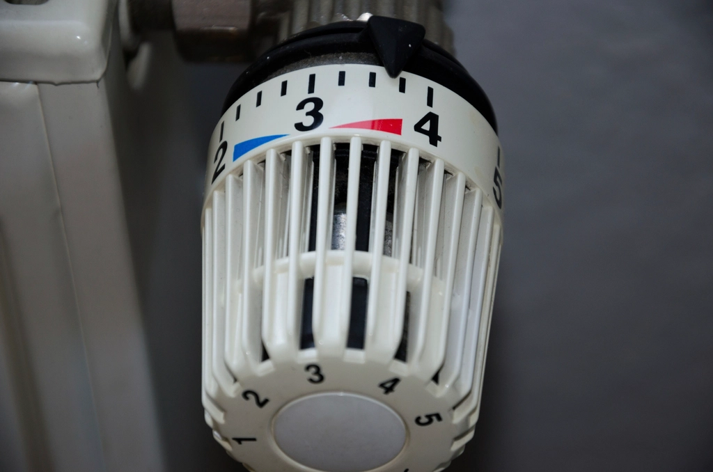 Thermostat relié à un radiateur